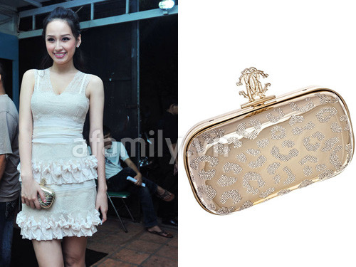 Clutch dạng hộp nằm trong BST Xuân/ Hè 2011 của Roberto Cavalli, hiện có giá 2.549 $ ( khoảng 53 triệu đồng). Clutch dạng hộp nằm trong BST Xuân/ Hè 2011 của Roberto Cavalli, hiện có giá 2.549 $ ( khoảng 53 triệu đồng).