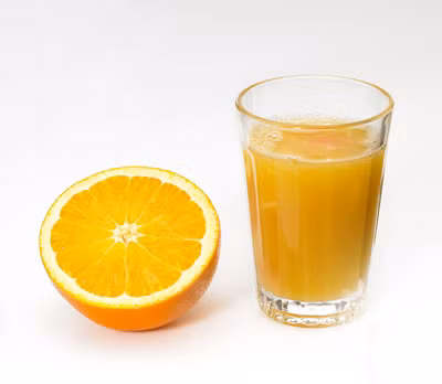 Nước cam: Trong cam có chứa hàm lượng vitamin C cao, đó chính là thần dược giúp phòng tránh những nguy hại từ ánh nắng mặt trời. Mỗi ngày một cốc nước cam không chỉ cung cấp vitamin dồi dào cho cơ thể mà còn giúp bạn phòng chống ánh nắng rất tốt. Trong cam có chất oxy hóa giúp tăng cường khả năng đàn hồi cho da và giúp da sáng dần lên. Xem thêm: 8 loại thực phẩm bổ dưỡng ngăn ngừa bệnh tật