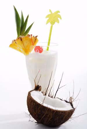 Nước dừa: Trong nước dừa có chứa nhiều hàm lượng magie, kali, muối, đường tự nhiên. Những thành phần này vừa giúp cơ thể bớt háo nước vừa giải nhiệt và các tác dụng chống say nắng rất tốt. Xem thêm: 8 loại thực phẩm bổ dưỡng ngăn ngừa bệnh tật