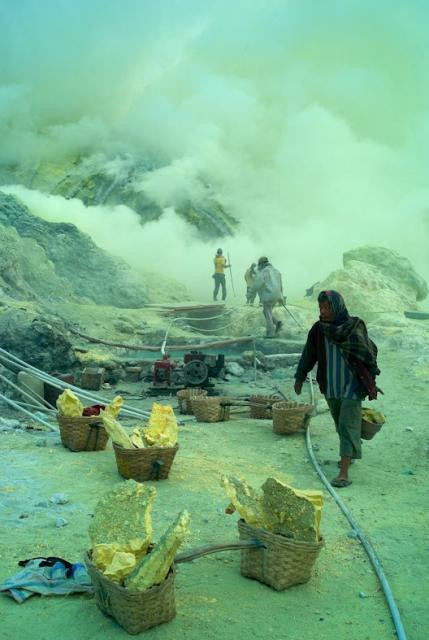 Lưu huỳnh được khai thác qua những chiếc ống bằng gốm. Người ta dùng nước để làm lạnh những chiếc ống này, còn khí gas được cô lại thành lưu huỳnh nấu chảy, tinh khiết. Lưu huỳnh được khai thác qua những chiếc ống bằng gốm. Người ta dùng nước để làm lạnh những chiếc ống này, còn khí gas được cô lại thành lưu huỳnh nấu chảy, tinh khiết.