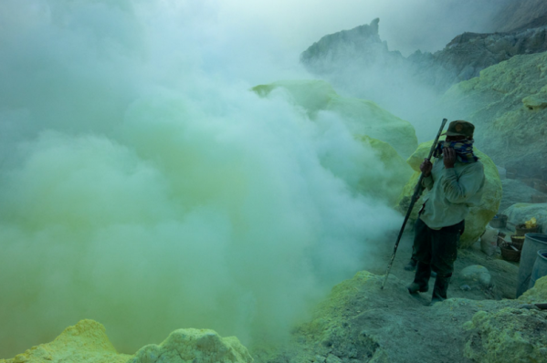 Hồ nước này là bể axit sulfuric sâu 182 mét, còn khói trắng như tuyết thực tế là hỗn hợp hơi lưu huỳnh độc hại. Hõm chảo này là hồ có tính axit mạnh nhất thế giới, rộng gần 1 km. Không ai biết rõ vẻ đẹp gây chết người này hơn những người tới đây hàng ngày để khai thác lưu huỳnh tại đây. Hồ nước này là bể axit sulfuric sâu 182 mét, còn khói trắng như tuyết thực tế là hỗn hợp hơi lưu huỳnh độc hại. Hõm chảo này là hồ có tính axit mạnh nhất thế giới, rộng gần 1 km. Không ai biết rõ vẻ đẹp gây chết người này hơn những người tới đây hàng ngày để khai thác lưu huỳnh tại đây.