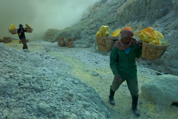 Con đường đá họ phải tiếp tục đi để xuống tới chân núi lửa là khoảng 4 km. Mỗi ngày họ phải đi 2 chuyến như vậy. Tai nạn là điều thường xuyên xảy ra tại đây. Họ cũng bị thâm tím và bị thương ở vai, lưng, chân. Con đường đá họ phải tiếp tục đi để xuống tới chân núi lửa là khoảng 4 km. Mỗi ngày họ phải đi 2 chuyến như vậy. Tai nạn là điều thường xuyên xảy ra tại đây. Họ cũng bị thâm tím và bị thương ở vai, lưng, chân.