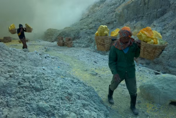 Con đường đá họ phải tiếp tục đi để xuống tới chân núi lửa là khoảng 4 km. Mỗi ngày họ phải đi 2 chuyến như vậy. Tai nạn là điều thường xuyên xảy ra tại đây. Họ cũng bị thâm tím và bị thương ở vai, lưng, chân.