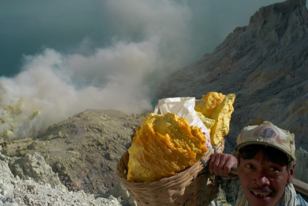 Nếu có bất cứ công việc này trên Trái Đất được miêu tả là khủng khiếp thì đó là việc khai thác lưu huỳnh tại Kawah ljen. Những thợ mỏ ở đây làm việc mà gần như không có quần áo hay thiết bị bảo vệ nào. 5 USD là tiền lương một ngày của những người làm việc tại vùng hồ axit này. Nếu có bất cứ công việc này trên Trái Đất được miêu tả là khủng khiếp thì đó là việc khai thác lưu huỳnh tại Kawah ljen. Những thợ mỏ ở đây làm việc mà gần như không có quần áo hay thiết bị bảo vệ nào. 5 USD là tiền lương một ngày của những người làm việc tại vùng hồ axit này.