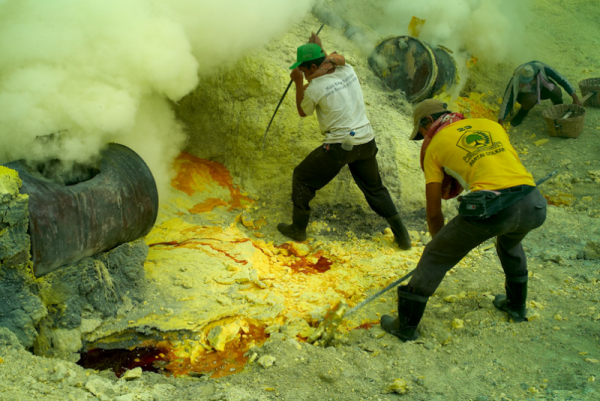 Khi lưu huỳnh lỏng chảy ra khỏi ống, nó có màu đỏ đậm, nóng tới 200 độ C. Khi lưu huỳnh lỏng chảy ra khỏi ống, nó có màu đỏ đậm, nóng tới 200 độ C.