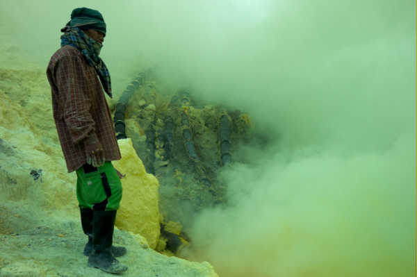 Nằm ở tỉnh Đông Java của Indonesia, hồ axit Kawah ljen là một phần của những núi lửa được hình thành từ đá, bụi và nham thạch rắn. Nó được hình thành cách đây 3.500 năm trước, khi 3 vụ phun trào lớn đã khiến cả một vùng 25 km sập vào bên trong núi lửa. Nằm ở tỉnh Đông Java của Indonesia, hồ axit Kawah ljen là một phần của những núi lửa được hình thành từ đá, bụi và nham thạch rắn. Nó được hình thành cách đây 3.500 năm trước, khi 3 vụ phun trào lớn đã khiến cả một vùng 25 km sập vào bên trong núi lửa.