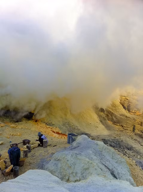 Khoảng 14 tấn lưu huỳnh được sản xuất mỗi ngày. Nó được sử dụng trong việc sản xuất những vật dụng hàng ngày, bao gồm mỹ phẩm, phân bón, thậm chí là rượu. Nó cũng là nguyên liệu quan trọng trong quá trình tinh luyện đường.