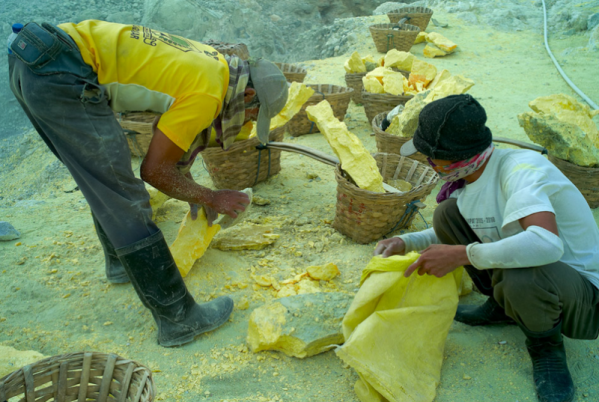 Khi nguội đi, lưu huỳnh cứng lại và đóng thành tảng màu vàng chói. Những người thợ mỏ sẽ đập nhỏ những tảng lưu huỳnh này và vận chuyển xuống núi bằng những chiếc giỏ đan bằng liễu gai. Khi nguội đi, lưu huỳnh cứng lại và đóng thành tảng màu vàng chói. Những người thợ mỏ sẽ đập nhỏ những tảng lưu huỳnh này và vận chuyển xuống núi bằng những chiếc giỏ đan bằng liễu gai.