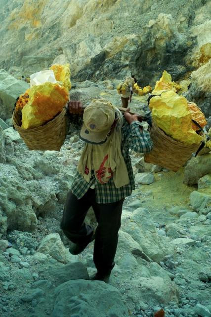 Họ phải đi quãng đường 300 mét lên những sườn dốc 45 - 60 độ. Họ phải đi quãng đường 300 mét lên những sườn dốc 45 - 60 độ.