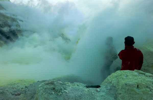 Khí lưu huỳnh là mối nguy hiểm đe dọa cuộc sống của những người thợ mỏ. Những du khách tới đây chỉ sau vài phút đã cảm thấy buồn nôn, chóng mắt, mắt bị rát và khó thở. Nhóm quay phim tới đây nói rằng khí ở đây ăn mòn máy quay của họ và khiến chúng không thể sử dụng được. Khí lưu huỳnh là mối nguy hiểm đe dọa cuộc sống của những người thợ mỏ. Những du khách tới đây chỉ sau vài phút đã cảm thấy buồn nôn, chóng mắt, mắt bị rát và khó thở. Nhóm quay phim tới đây nói rằng khí ở đây ăn mòn máy quay của họ và khiến chúng không thể sử dụng được.