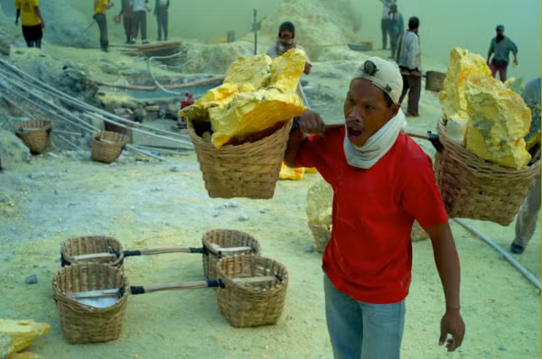 Những người mang lưu huỳnh xuống núi được trả tiền theo kg, song họ được khuyến khích mang càng nhiều càng tốt. Mỗi gánh có thể nặng từ 75 kg tới 90 kg.