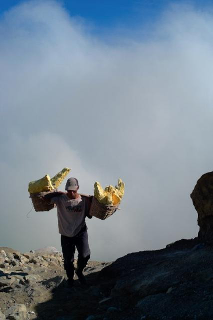 Các nhà nghiên cứu núi lửa tin rằng mới chỉ có khoảng 20% lưu huỳnh ở đây được khai thác. Các nhà nghiên cứu núi lửa tin rằng mới chỉ có khoảng 20% lưu huỳnh ở đây được khai thác.