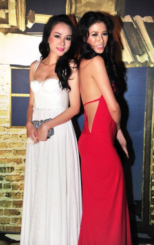 Chiếc váy đỏ của Trang Trần khoét lưng lệch và xẻ sâu xuống tận lườn. Chiếc váy đỏ của Trang Trần khoét lưng lệch và xẻ sâu xuống tận lườn.