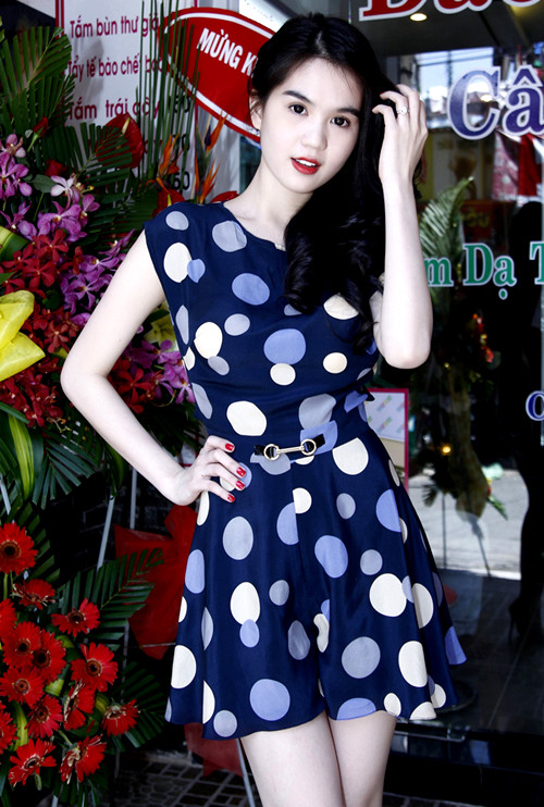 Đáng yêu trong mẫu mini dress chấm bi... Đáng yêu trong mẫu mini dress chấm bi...