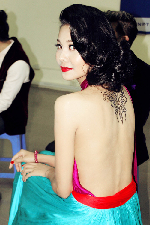 Xuất hiện tại chung kết Siêu mẫu Việt Nam 2012, đệ nhất sàn diễn gây "choáng" với bộ váy khoét toàn bộ phần lưng. Xuất hiện tại chung kết Siêu mẫu Việt Nam 2012, đệ nhất sàn diễn gây "choáng" với bộ váy khoét toàn bộ phần lưng.