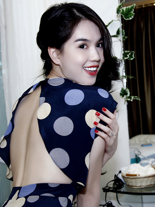 Nhưng cut-out cực sành điệu nguyên mảng lưng. Nhưng cut-out cực sành điệu nguyên mảng lưng.