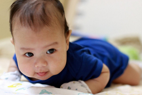 Thính lực trẻ sơ sinh vô cùng phức tạp: Ngay sau khi ra đời được khoảng 10 phút, trẻ sơ sinh có thể biết được nguồn gốc âm thanh phát ra và có thể chứng minh được điều này mặc dù các giác quan của cơ thể chưa phát triển đầy đủ.