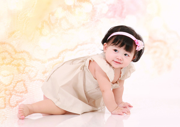 Ngoài ra, với hình hài bé nhỏ, trán tròn, mũi, mồm bé tẹo xinh xắn, đôi mắt mở to thao láo “hóng” chuyện chính là những tiêu chí làm tăng sự yêu thương, bảo vệ và trách nhiệm đối với bé.