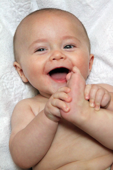 Trẻ được “lập trình” để nghe ngôn ngữ của con người: Qua nghiên cứu, khoa học phát hiện thấy trẻ sơ sinh đã được “lập trình” để nhận biết và làm quen với âm thanh, giọng nói của con người vì vậy mà ngay từ khi ra đời bé đã biết cách bắt chước cách “phát âm” để giúp chúng ta học tập ngôn ngữ được nhanh.