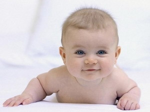 Điều này không quá ngạc nhiên, bởi mọi người đều biết khi nằm trong bụng mẹ, trẻ cũng đã nghe được âm thanh bên ngoài và quen với âm thanh của mẹ.