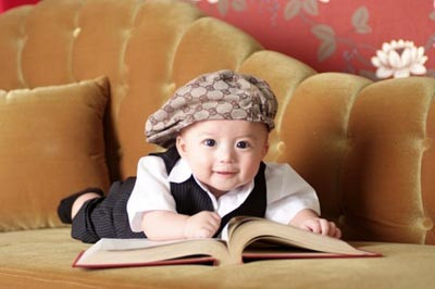 Bé sinh ra là để được yêu thương: Điều vô cùng quan trọng đối với trẻ sơ sinh là được người mẹ bảo vệ trong môi trường ấm áp bằng cách bế ẵm. Đây chính là những vũ khí “lợi hại” của bé, nên ngay từ khi ra đời bé đã được bảo vệ được yêu thương.