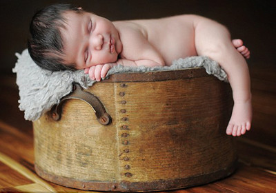 Trẻ sơ sinh có thể phân biệt được người lẫn khỉ: Sau khi chào đời, trẻ sơ sinh không chỉ phát triển nhiều khả năng mới mà chúng còn loại bỏ lại những khả năng cũ. Quá trình phát triển chọn lọc này tạo thêm cho trẻ nhiều khả năng kì lạ.