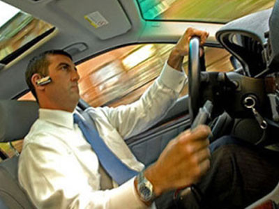 7. Đi xe ô tô: 30 phút vận động hàng ngày như đi bộ nhanh và tập thể dục aerobic giúp cải thiện số lượng tế bào bạch cầu, cải thiện chức năng hệ thống miễn dịch. Trong khi đó, đi xe ô tô thường xuyên hạn chế khả năng vận động của con người khiến cho nguy cơ suy giảm miễn dịch tăng lên. Xem thêm: Điểm danh những loại quả chữa trị bệnh "khó nói"