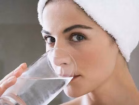 6. Không uống nhiều nước: Uống nước đầy đủ có tác dụng duy trì màng nhầy đường hô hấp giữ ẩm, khiến cho các virus cảm lạnh gặp khó khăn trong việc sinh sản khi xâm nhập vào cơ thể và có thể tăng cường miễn dịch. Mỗi người được khuyến cáo nên cung cấp cho cơ thể 40ml/kg trọng lượng. Trẻ em cũng được khuyến khích uống nhiều nước hơn để tăng cường hệ miễn dịch. Xem thêm: Điểm danh những loại quả chữa trị bệnh "khó nói" 6. Không uống nhiều nước: Uống nước đầy đủ có tác dụng duy trì màng nhầy đường hô hấp giữ ẩm, khiến cho các virus cảm lạnh gặp khó khăn trong việc sinh sản khi xâm nhập vào cơ thể và có thể tăng cường miễn dịch. Mỗi người được khuyến cáo nên cung cấp cho cơ thể 40ml/kg trọng lượng. Trẻ em cũng được khuyến khích uống nhiều nước hơn để tăng cường hệ miễn dịch. Xem thêm: Điểm danh những loại quả chữa trị bệnh "khó nói"