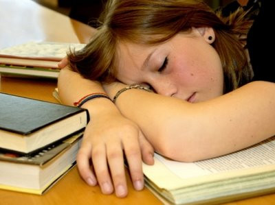 4. Thiếu ngủ: Thiếu ngủ có thể dẫn đến giảm khả năng miễn dịch và hạn chế số lượng các "tế bào sát thủ" giúp chống lại các vi khuẩn. Nghiên cứu của Đại học Chicago tìm thấy rằng, những người chỉ ngủ 4 giờ mỗi đêm, kháng thể cơ thể chống lại cúm giảm 50% so với những người trọn giấc 7-8 giờ một đêm. Xem thêm: Điểm danh những loại quả chữa trị bệnh "khó nói"