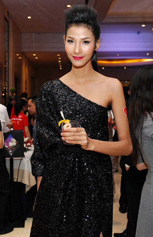 Chiếc đầm lệch vai màu đen này thực sự không phù hợp với người gầy gò và vòng một lép kẹp như Hoàng Thuỳ. Chiếc đầm lệch vai màu đen này thực sự không phù hợp với người gầy gò và vòng một lép kẹp như Hoàng Thuỳ.