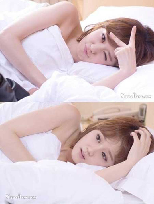 Ảnh tự sướng trên giường ngủ của Jang Na Ra. Ảnh tự sướng trên giường ngủ của Jang Na Ra.