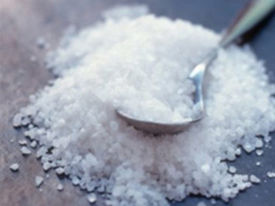 Thực phẩm quá mặn: Nhu cầu sinh lý về muối của con người là rất thấp, dưới 7g cho một người trưởng thành, dưới 4g cho trẻ em là đủ. Thường xuyên ăn quá mặn sẽ làm tổn hại đến động mạch, ảnh hưởng tới sự cung cấp máu cho tổ chức não làm tế bào não thiếu máu, thiếu ôxy trong thời gian dài dẫn tới trí lực bị giảm sút, đại não bị thái hóa sớm. Thực phẩm quá mặn: Nhu cầu sinh lý về muối của con người là rất thấp, dưới 7g cho một người trưởng thành, dưới 4g cho trẻ em là đủ. Thường xuyên ăn quá mặn sẽ làm tổn hại đến động mạch, ảnh hưởng tới sự cung cấp máu cho tổ chức não làm tế bào não thiếu máu, thiếu ôxy trong thời gian dài dẫn tới trí lực bị giảm sút, đại não bị thái hóa sớm.