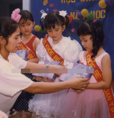 Cô cũng điệu đà và biết làm đẹp từ nhỏ.