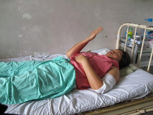 Chị Lam dùng báo mồi bếp gas đã bị nổ gây phỏng nặng