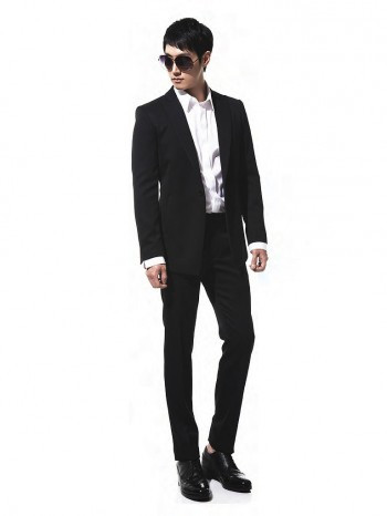 Những bộ vest sẽ trở nên hữu dụng cho chàng khi đến văn phòng trong không khí ẩm ướt của những ngày tháng 7.