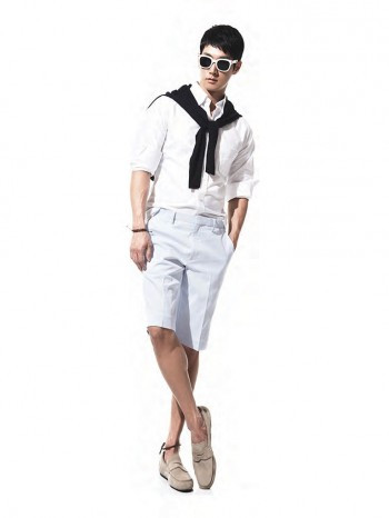 Những cơn mưa mùa hè khi dai dẳng, khi chớp nhoáng rồi tạnh ngay. Vì thế, áo dài tay chất liệu dệt kim, sơ mi và short ngắn là những món thời trang cực kỳ đồng điệu.