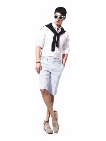 Những cơn mưa mùa hè khi dai dẳng, khi chớp nhoáng rồi tạnh ngay. Vì thế, áo dài tay chất liệu dệt kim, sơ mi và short ngắn là những món thời trang cực kỳ đồng điệu.