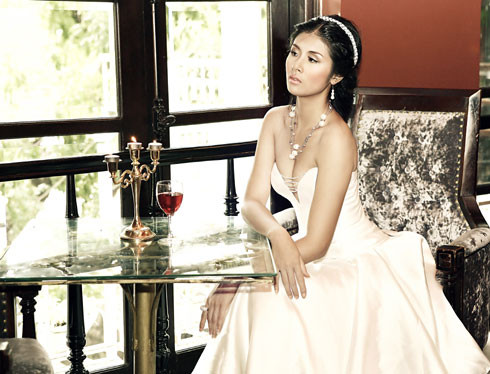 Quyến rũ với chiếc váy dạ hội màu trắng.