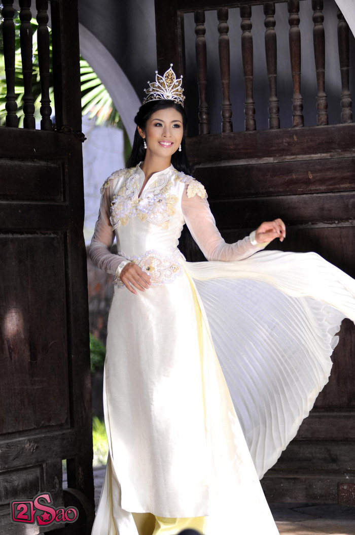 "Tung bay, tà áo tung bay"