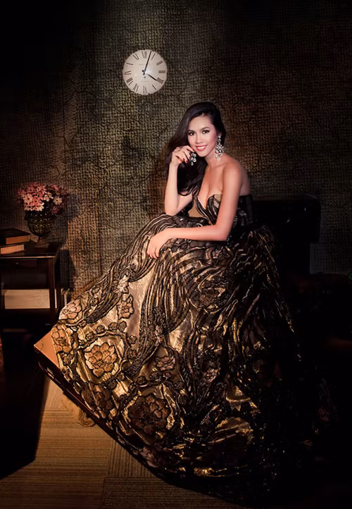 Với hơn 2 tháng chuẩn bị, tối 17/7, Hoàng My sẽ chính thức lên đường tham dự cuộc thi Miss World 2012 tại Nội Mông, Trung Quốc. Trước đó, cô đã kịp thực hiện bộ ảnh với đầm dạ hội của nhà thiết kế Lê Thanh Hòa. Đây chưa phải là trang phục dạ hội chính thức của người đẹp tại đêm chung kết Hoa hậu Thế giới.