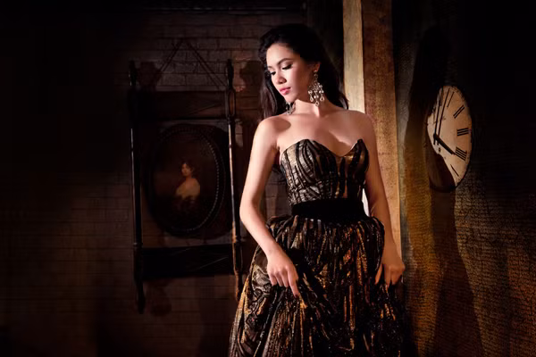 Trong bộ đầm bồng bềnh cúp ngực, Á hậu khoe nét gợi cảm, kiêu sa của cô tiểu thư cao quý. Ánh sáng mờ ảo cũng làm tôn lên sự trang trọng từ gương mặt và cách tạo dáng của Hoàng My.