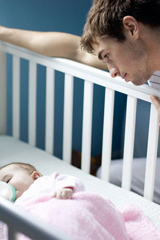 Không nên cho trẻ vừa ngủ vừa bú bình! Ảnh: Inmagine.