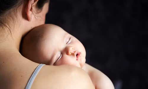 Thay vì để bé ngủ say trong vòng tay bạn rồi mới đưa vào cũi, hãy cho bé vào giường khi còn đang mơ màng. Ảnh: Inmagine. Thay vì để bé ngủ say trong vòng tay bạn rồi mới đưa vào cũi, hãy cho bé vào giường khi còn đang mơ màng. Ảnh: Inmagine.