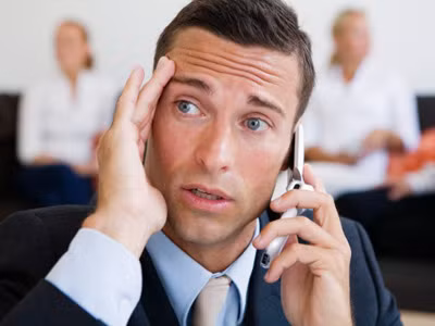 Đừng trả lời điện thoại ngay lập tức. Nếu có ai đó gọi cho bạn, bạn không nên nhấc máy điện thoại ngay lập tức. Hãy để điện thoại đổ vài hồi chuông, trong khi đó bạn thư giãn trong vài giây trước khi trả lời điện thoại.