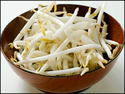 Giá đỗ: Trong giá đỗ có chứa phyto-oestrogen (hormone oestrogen thực vật), đặc biệt là isoflavon giúp chị em giảm hẳn lo lắng về quá trình loãng xương, nhất là ở giai đoạn mãn kinh, khi xương mỏng đi nhanh chóng và gia tăng nguy cơ gãy xương.