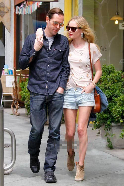 Kate Bosworth có một sự kết hợp khá đơn giản. Đôi boot ngắn cổ làm nên cá tính. Xem thêm: Váy xẻ tà - "công cụ" đắc lực giúp Sao khoe dáng chuẩn, chân thon Kate Bosworth có một sự kết hợp khá đơn giản. Đôi boot ngắn cổ làm nên cá tính. Xem thêm: Váy xẻ tà - "công cụ" đắc lực giúp Sao khoe dáng chuẩn, chân thon