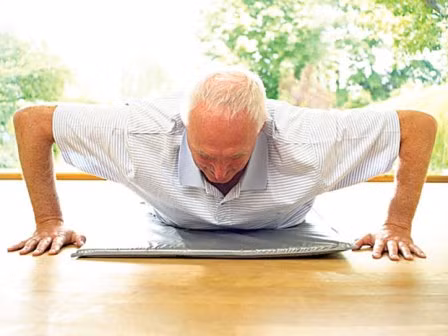 Sức khỏe giảm: Một người bị ung thư dạ dày có thể bị giảm nhiều năng lượng so với những người bình thường nên họ có thể cảm thấy mệt mỏi hoặc không thể hoàn thành tốt các hoạt động hàng ngày của chính mình. Tuy nhiên, biểu hiện này không đủ căn cứ để kết luận bệnh ung thư dạ dày, nhưng nếu nó đi kèm các triệu chứng trên thì tốt nhất bạn nên đi khám sớm để phát hiện bệnh kịp thời và có hướng điều trị hiệu quả.