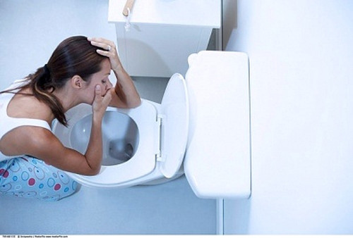 Buồn nôn và nôn: Buồn nôn và ói mửa có thể do nhiều nguyên nhân khác nhau, ví dụ như do virus, ngộ độc thực phẩm hoặc viêm loét dạ dày, nghiêm trọng hơn thì là ung thư dạ dày. Vì vậy, chưa thể kết luận ngay bạn bị ung thư dạ dày khi buồn nôn hoặc nôn. Nếu buồn nôn và ói mửa không mất đi hoặc ngày càng nghiêm trọng, có máu trong chất nôn thì tốt nhất nên đi khám càng sớm càng tốt. Buồn nôn và nôn: Buồn nôn và ói mửa có thể do nhiều nguyên nhân khác nhau, ví dụ như do virus, ngộ độc thực phẩm hoặc viêm loét dạ dày, nghiêm trọng hơn thì là ung thư dạ dày. Vì vậy, chưa thể kết luận ngay bạn bị ung thư dạ dày khi buồn nôn hoặc nôn. Nếu buồn nôn và ói mửa không mất đi hoặc ngày càng nghiêm trọng, có máu trong chất nôn thì tốt nhất nên đi khám càng sớm càng tốt.