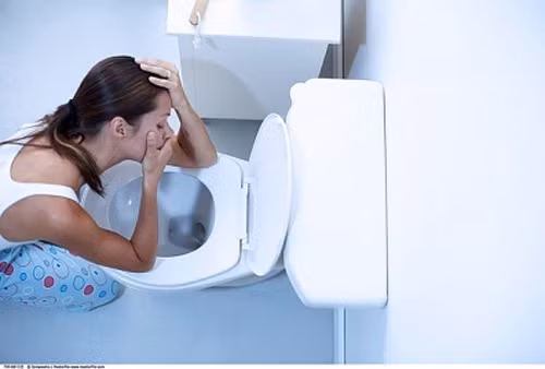 Buồn nôn và nôn: Buồn nôn và ói mửa có thể do nhiều nguyên nhân khác nhau, ví dụ như do virus, ngộ độc thực phẩm hoặc viêm loét dạ dày, nghiêm trọng hơn thì là ung thư dạ dày. Vì vậy, chưa thể kết luận ngay bạn bị ung thư dạ dày khi buồn nôn hoặc nôn. Nếu buồn nôn và ói mửa không mất đi hoặc ngày càng nghiêm trọng, có máu trong chất nôn thì tốt nhất nên đi khám càng sớm càng tốt.