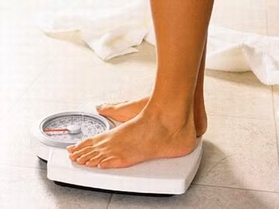 Giảm cân: Giảm cân đột ngột mà không cần cố gắng có thể là một dấu hiệu của ung thư dạ dày. Kéo theo đó là tình trạng mất cảm giác ngon miệng hoặc không muốn ăn các loại thực phẩm nào đó cho dù bạn đang rất đói. Các biểu hiện này cũng có thể là do ung thư dạ dày giai đoạn đầu gây ra.